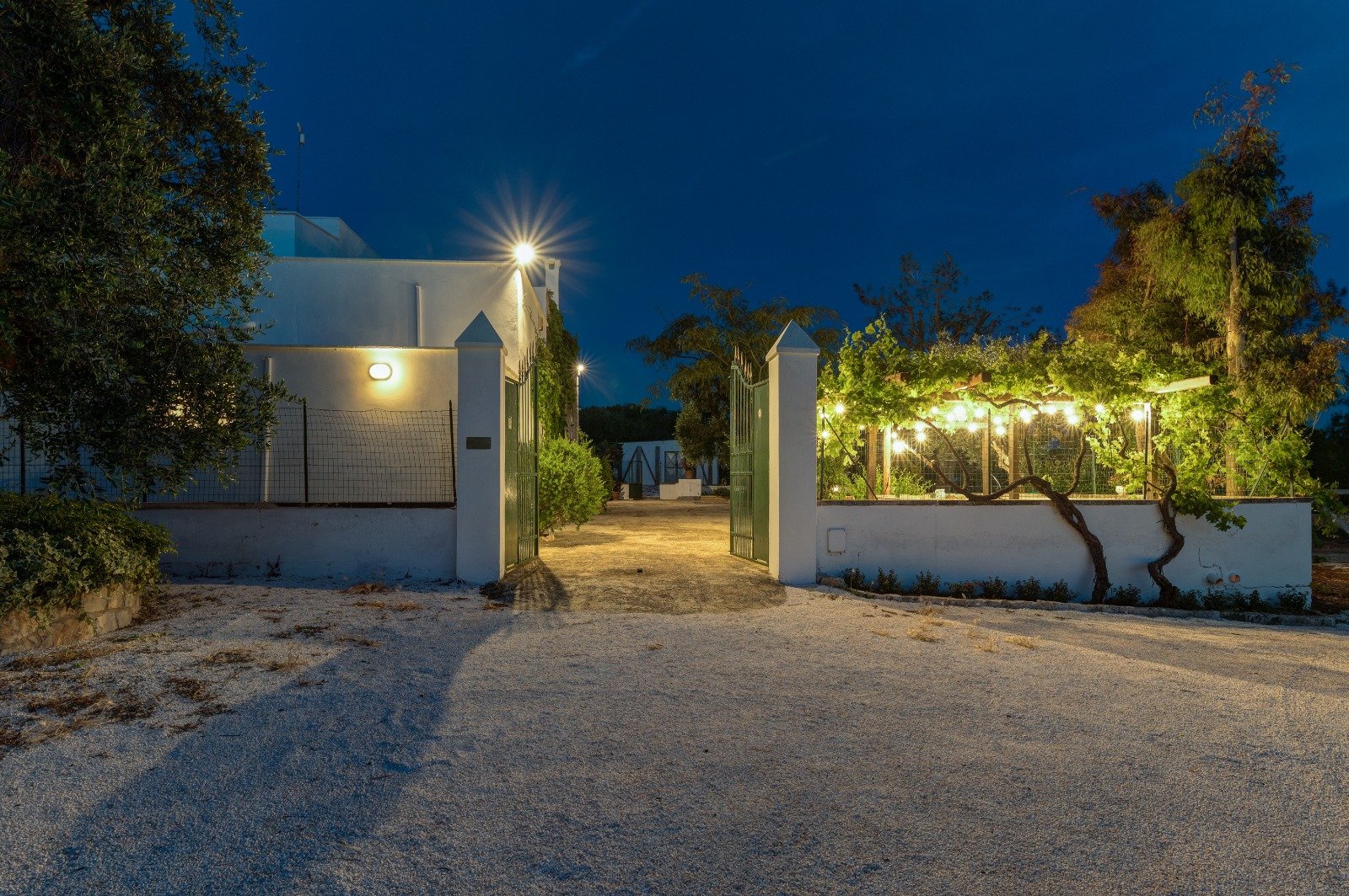 Ingresso della masseria illuminato di sera, Contrada Cervarolo Ostuni